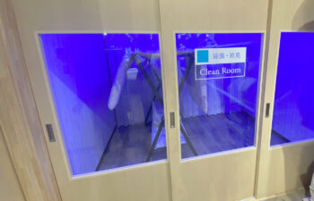 寝具と枕の専門店もりたけの店内に設置された「除菌・消臭 Clean Room」の様子。飯田市・南信州地域の専門店として、「羽毛ふとん診断士」がお布団の状態を見極め、専用設備での除菌消臭や西川認定工場での丸洗い、リフォームなど、大切なお布団を心地よくリフレッシュさせる最適なケアをご提案します。